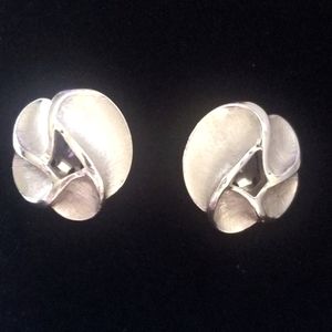 #vintage Trifari Signed Silver Tone Round Petal Design Clip Earrings